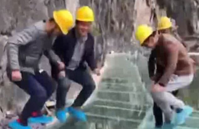 Рабочие испытали на прочность стеклянный мост в горах Китая (Видео)