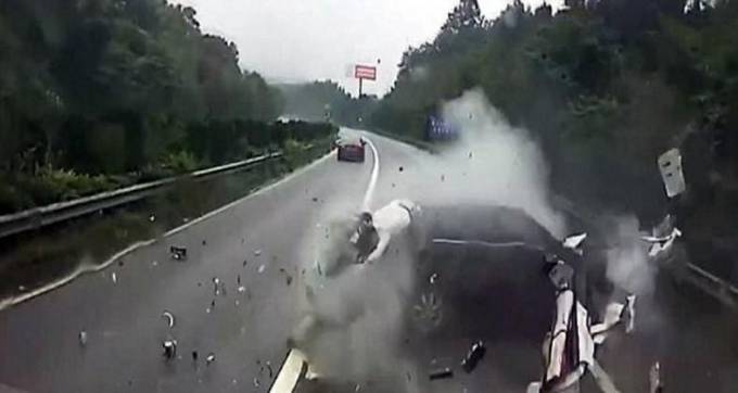 Чудовищная автокатастрофа, в ходе которой пассажир оказался на дороге, пробив заднее стекло, была снята в Китае.