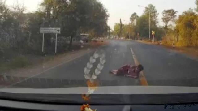 Старая «ныряльщица» поторопилась и слишком рано легла под колёса автомобиля в Тайланде (Видео)