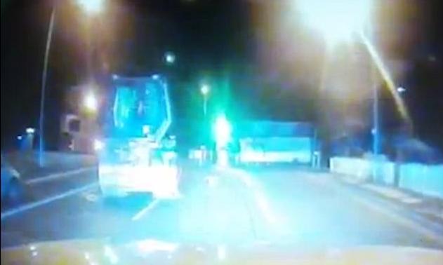 Погоня со скоростью 6 км/ч полицейских автомобилей за угнанным катком попала на видео камеру в Британии