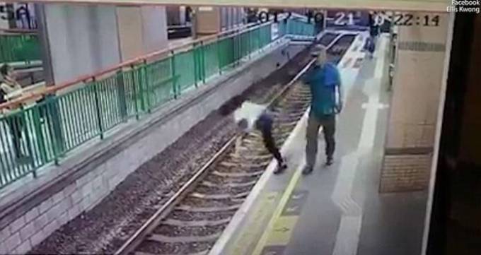 Мужчина вытолкнул работницу ж/д вокзала на рельсы в порыве ничем неспровоцированной агрессии. (Видео)