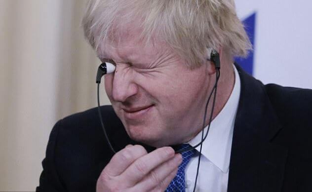 Министр иностранных дел Британии на встрече в Москве вставил наушник не в то «отверстие»