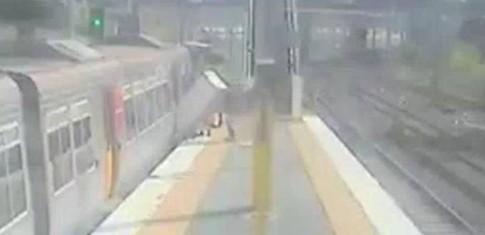 Мужчина с крупногабаритным грузом был оштрафован на перроне пригородных поездов в Австралии. (Видео)