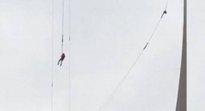 Русский экстремал завис в пространстве, совершив прыжок с тарзанки с самой высокой башни в Макао. (Видео)