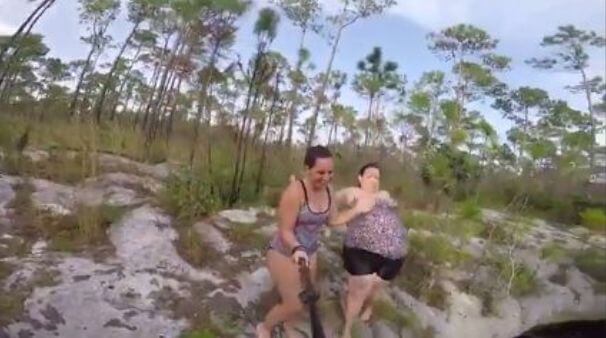 Пышнотелая туристка не удержала равновесия во время совместного селфи на Багамах (Видео)