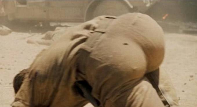 Неестественность «пятой точки» Тома Круза в фильме «Операция Валькирия» привлекла внимание многочисленных интернет пользователей.