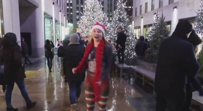 «Снегурочка» в нарисованной одежде поздравила с наступающим посетителей баров в Нью - Йорке. (Видео)