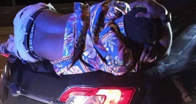 Пьяный мужчина, заснув на багажнике автомобиля, проделал 20-километровый маршрут в США. 