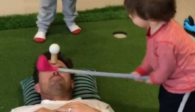 Беспечный отец сильно пожалел, разрешив сыну использовать своё лицо для игры в гольф (Видео)