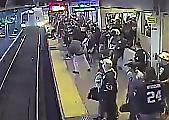 Сотрудник метрополитена вытащил пассажира с путей за мгновение до прибывающего поезда ▶