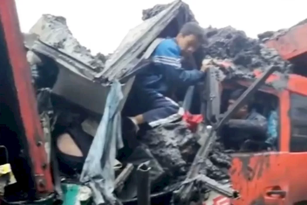 Чудовищная авария в КНР: школьник выбрался из сплющенного между грузовиками микроавтобуса: видео