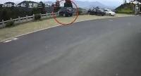 Китайский автолюбитель, перепутавший педали, неожиданно обнаружил себя на дне склона (Видео) 0