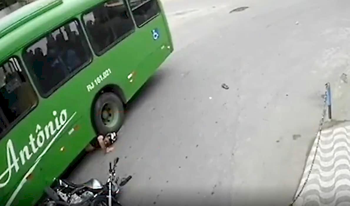 Мотоциклист чудом пережил наезд автобуса и попал на видео в Бразилии
