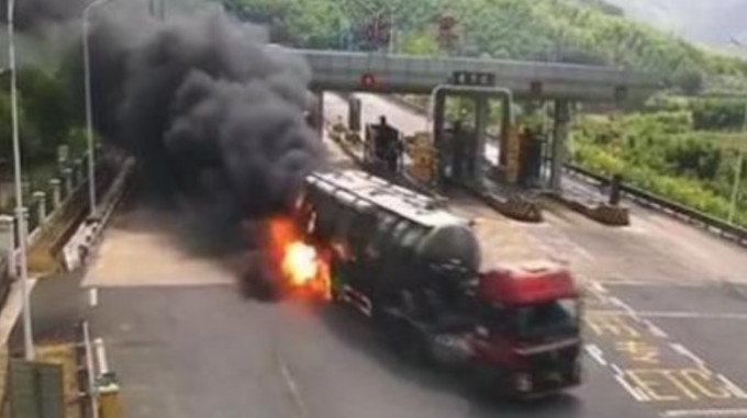 Загоревшийся бензовоз три километра ехал до пожарной станции в Китае (Видео)