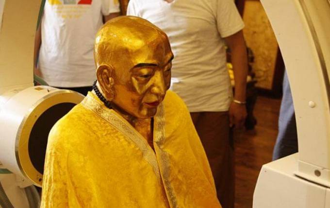 Учёные завершили исследование мумии 1000-летнего монаха, обнаруженного в позолоченной статуе Будды. (Видео)