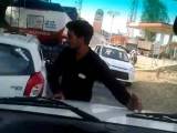 Демонстрант проехался на капоте автомобиля депутата, требуя финансирования строительства уборных в Индии (Видео) 0