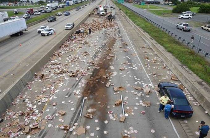 Тонны пиццы оказались на автомагистрали после крупномасштабного ДТП в Арканзасе. (Видео)