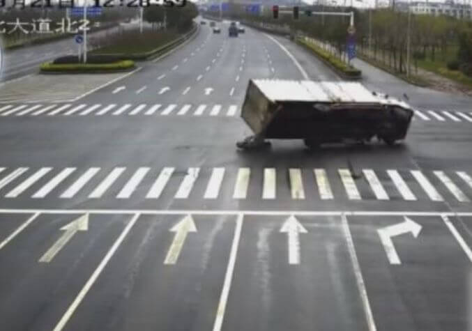 Мотоциклист уцелел, неожиданно оказавшись на пути грузовика в Китае (Видео)