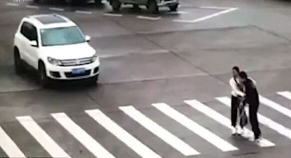 Автоледи удивила китайскую общественность, сопроводив инвалида по пешеходному переходу (Видео)