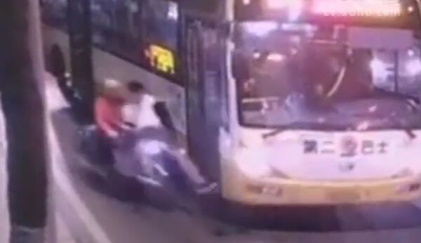 Мотоциклист случайно подобрал «попутчика», выбежавшего из автобуса в Китае (Видео)