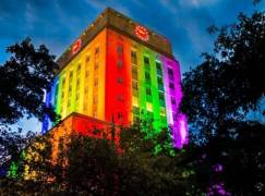 «Голубая Америка». Памятники и здания в США в честь праздника «ЛГБТ - гордости» были окрашены в радужные цвета. 3