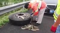 Автовладелец выбрал неудачное место для замены колеса на мосту в Китае (Видео) 2