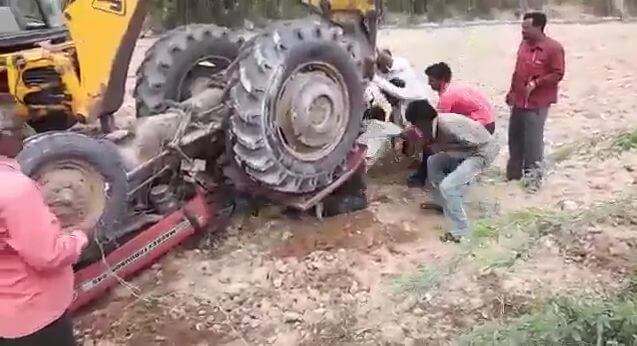 Индиец чудом выжил, оказавшись под перевернувшимся трактором (Видео)