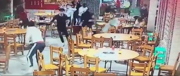 Молодые люди, вооружённые дубинками, разгромили кафе в Китае. (Видео)