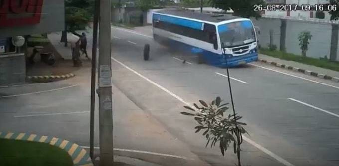 25 пассажиров испытали «дискомфорт», когда у рейсового автобуса оторвалось колесо в Индии (Видео)