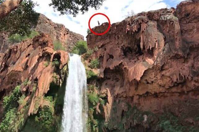 Американский «камикадзе» в память о погибшем друге совершил погружение в водопад Хавасу. (Видео)