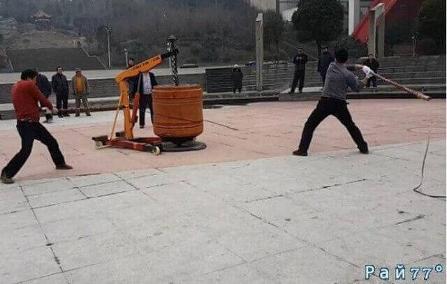 Трое китайцев при помощи нагаек раскрутили гигантский «волчок» весом 1300 килограммов. (Видео)
