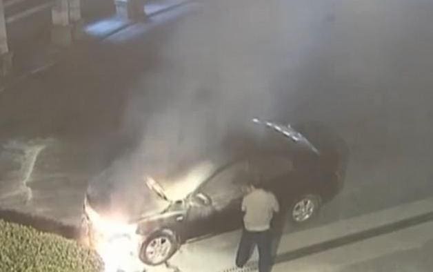 Драматический момент спасения пьяного водителя, заснувшего в салоне автомобиля был запечатлён в Китае. (Видео)