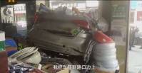 Неопытный водитель умудрился, сдавая задним ходом разнести магазин в Китае (Видео) 0