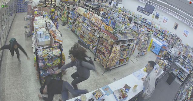 Воришки не дали вооружённому налётчику ограбить магазин в США (Видео)