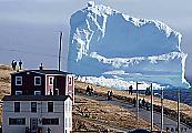 Огромный айсберг стал новой достопримечательностью Ньюфаундленда (Видео) 1