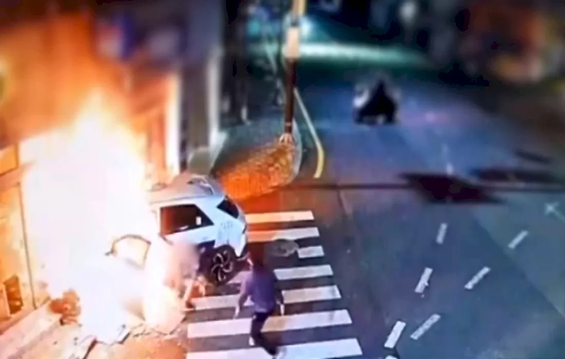 Прохожие спасли таксиста и вытащили его из объятого пламенем автомобиля: видео
