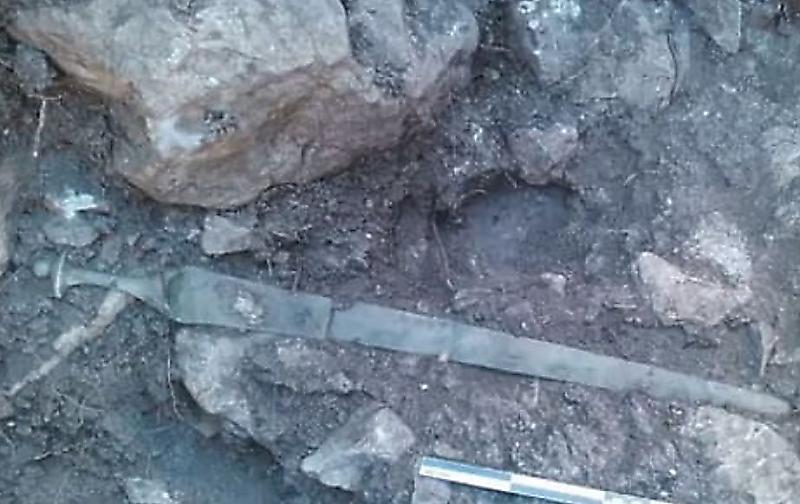 Древний меч, возрастом 3200 лет, случайно обнаружили испанские археологи