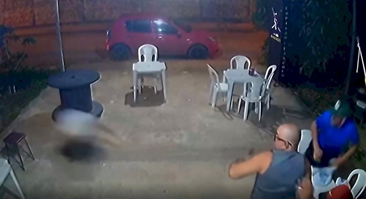 Мотоугонщик, объезжая легковушку, продолжил движение без мотоцикла и попал на видео в Бразилии