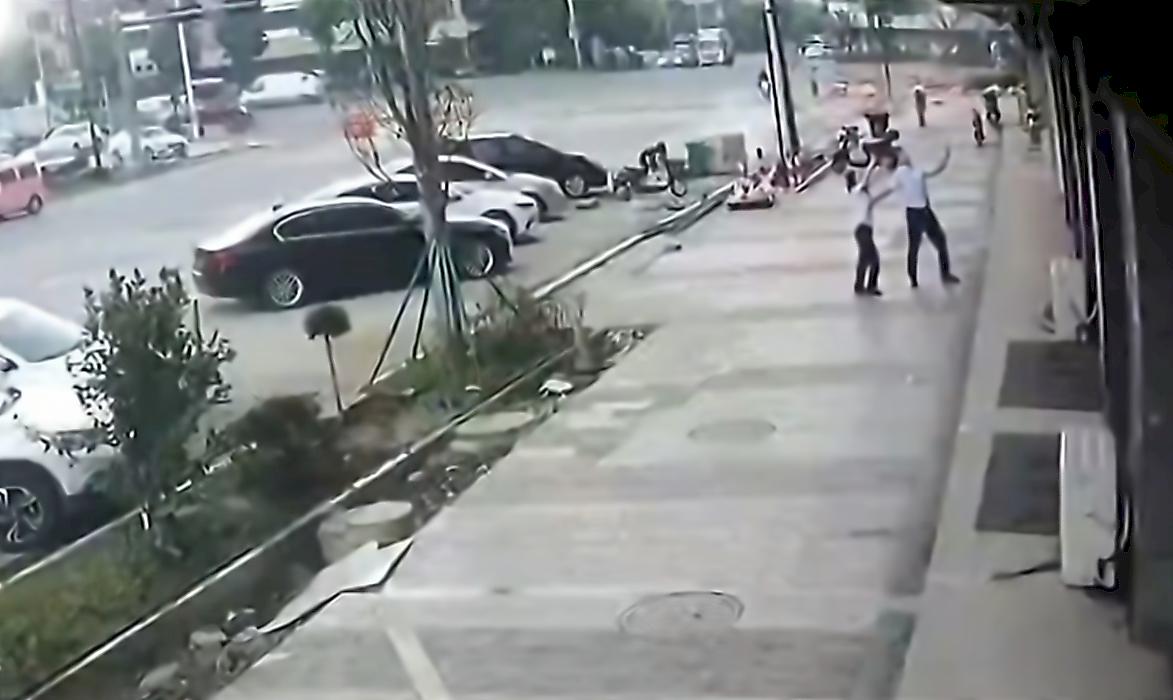 Китаец поймал двухлетнюю девочку выпавшую из окна 6-го этажа и попал на видео