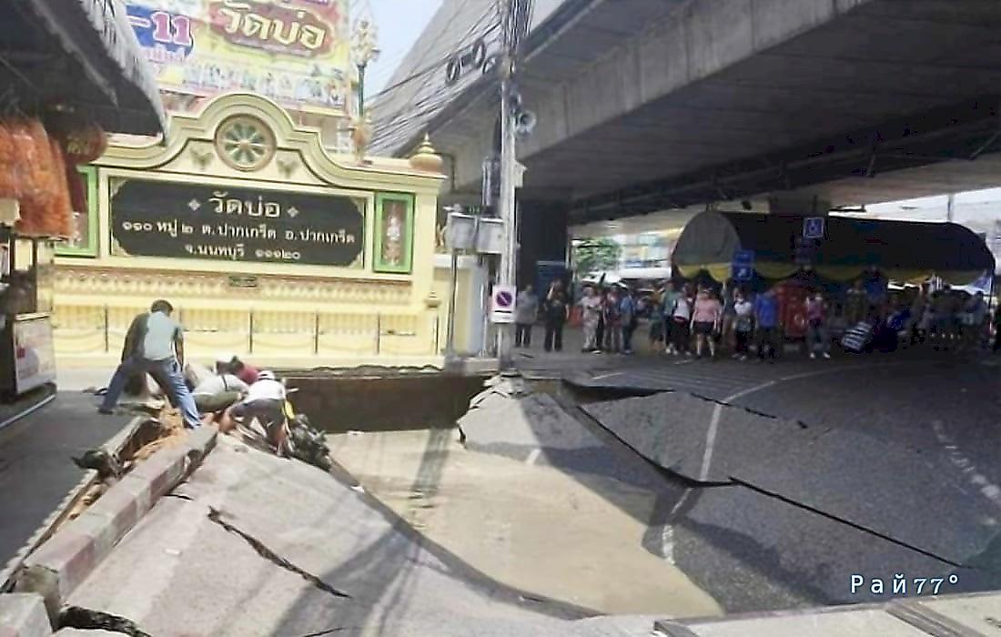 Обрушение дороги под мотоциклистом с ребёнком попало на видео в Таиланде