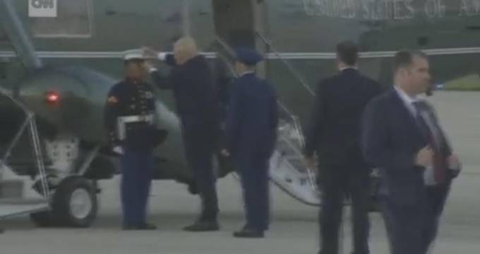 Дональд Трамп дважды вернул, сорванную ветром фуражку солдату. (Видео)