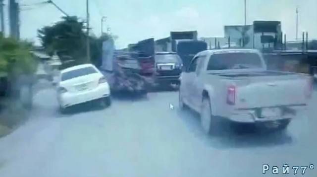 Водитель пикапа, гружёного металлоломом повредил десять автомобилей на автотрассе в Тайланде. (Видео)