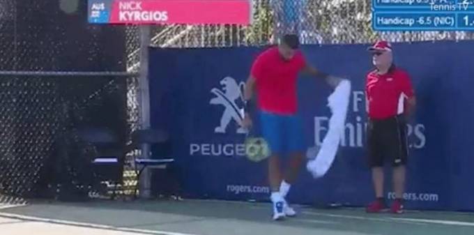 Австралийский теннисист попал в «щекотливую» ситуацию, перепутав судью с мальчиком подающим мячи (Видео)