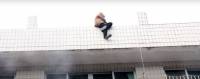 Молодой «романтик» чуть не утащил с собой спасателя во время неудачной попытки самоубийства в Китае. (Видео) 0