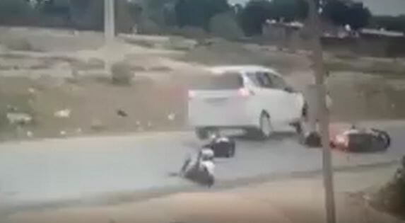 Три мотоциклистки отделались ушибами после лобового столкновения с автомобилем (Видео)