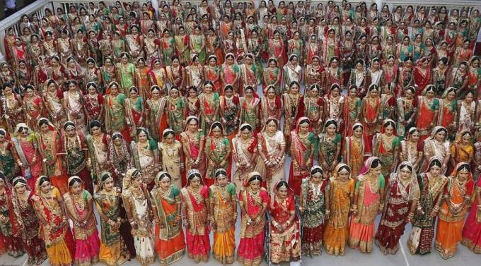 Традиционная массовая свадьба была организована в индийском штате Гуджарат. (Видео)