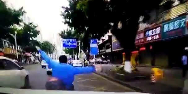 Автомобилист и мотоциклист поиграли в «бильярд» на автотрассе в Китае (Видео)
