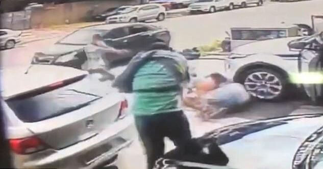 (ШОК!*) Киллеры расстреляли мужчину, прикрывавшегося «живым щитом» в Бразилии (Видео)