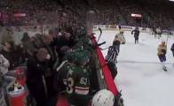 Шайба поразила лоб тренера американской хоккейной команды (Видео) 2