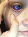 Канадская модель плачет пурпурными слезами после нанесения татуировки на глаз. (Видео) 1